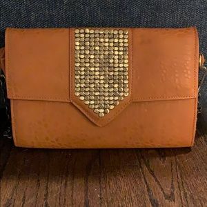 Clutch with removable chain